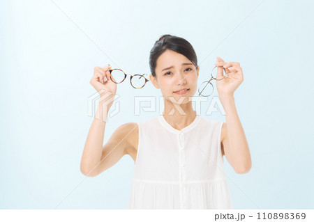 眼鏡をかけた女性 110898369