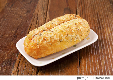 Garlic butter cheese bread 110898406