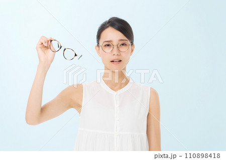 眼鏡をかけた女性 眼鏡をかけた女性 110898418