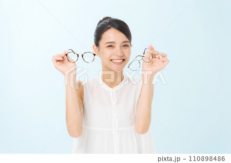 眼鏡をかけた女性 眼鏡をかけた女性 110898486