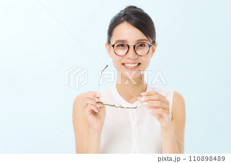 眼鏡をかけた女性 110898489