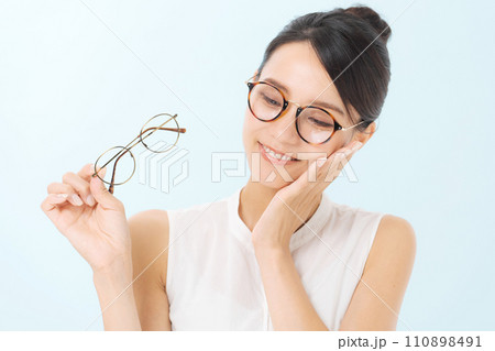 眼鏡をかけた女性 110898491
