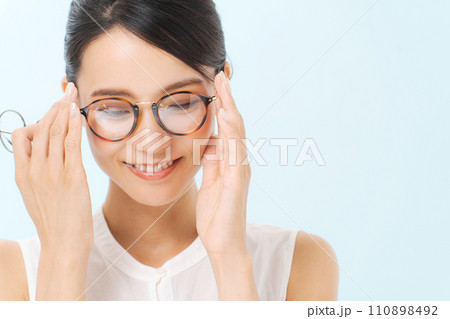 眼鏡をかけた女性 110898492