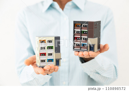 マンションの住宅模型を持つミドル女性 マンションの住宅模型を持つミドル女性 110898572