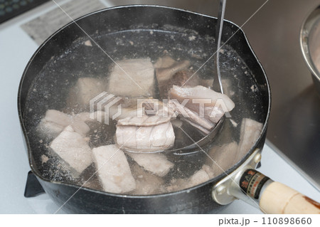 まぐろの角煮の作り方〜鍋で茹でる 110898660