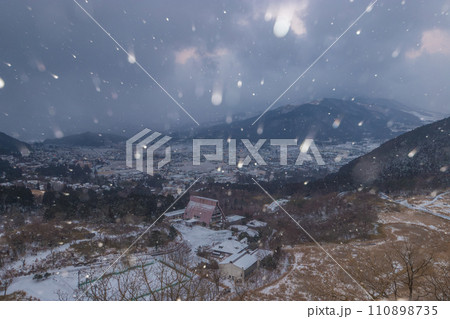 湯布院の雪景色（大分県由布市湯布院） 110898735
