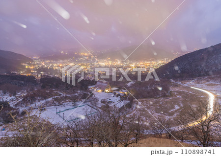 湯布院の雪景色（大分県由布市湯布院） 110898741