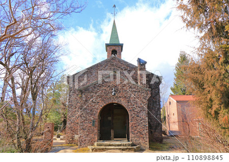 安曇野　冬の碌山美術館 110898845