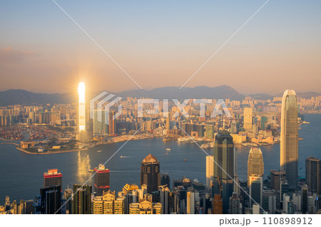香港　ビクトリアピークからの夕景 110898912