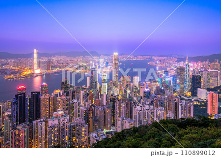 香港　ビクトリアピークからの夜景 110899012