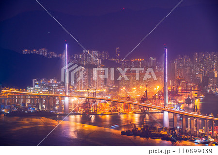 香港　ビクトリアピークからの夜景 110899039
