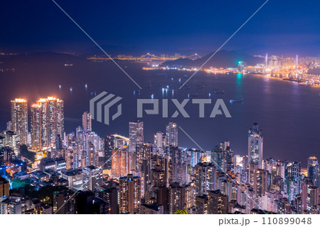 香港　ビクトリアピークからの夜景 110899048