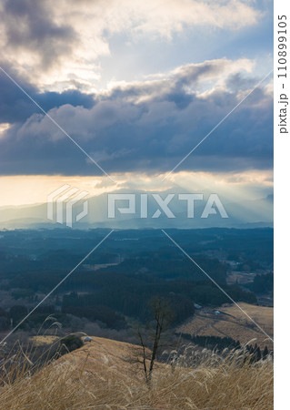 朝日の光芒（熊本県産山村） 110899105