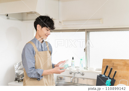 台所でお皿を拭いて、家事をする若い男性 家事代行 台所でお皿を拭いて、家事をする若い男性 家事代行 110899142