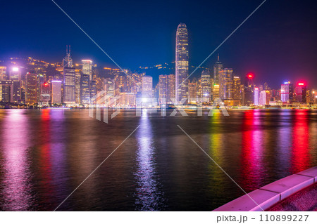 香港　尖沙咀　プロムナードから香港島を望む 110899227