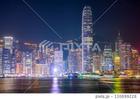 香港　尖沙咀　プロムナードから香港島を望む 110899228