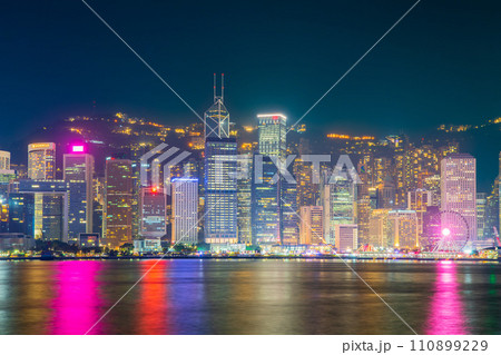 香港　尖沙咀　プロムナードから香港島を望む 110899229