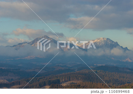 山頂からの景色（熊本県産山村） 110899468