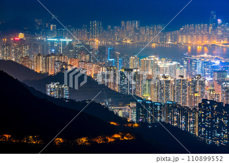 香港　カオルーン・ピーク（飛鵝山）からの夜景 110899552