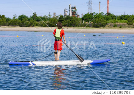 サップでトライアスロン大会スイムレスキューボランティア 110899708