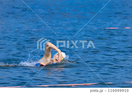 力泳するトライアスロン大会スイム競技者 110899910