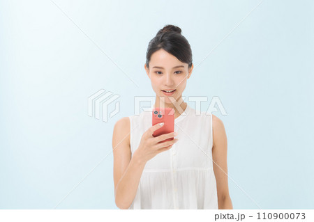 スマホを持つ女性 スマホを持つ女性 110900073