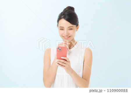 スマホを持つ女性 スマホを持つ女性 110900088