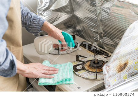 ガスレンジを掃除する若い男性 パーツカット ガスレンジを掃除する若い男性 パーツカット 110900374