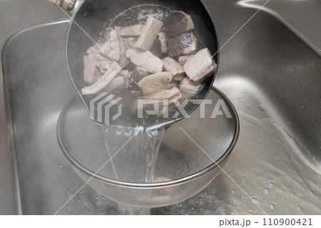 マグロの角煮作り〜ざるあげ 110900421