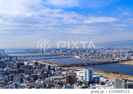 梅田スカイビル空中庭園展望台から神戸方面への眺め 梅田スカイビル空中庭園展望台から神戸方面への眺め 110900533