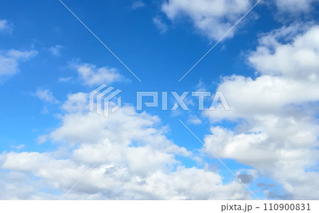 晴天の鮮やかな青空とモクモク雲 晴天の鮮やかな青空とモクモク雲 110900831