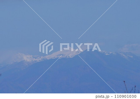 芦別岳旧道登山道の積雪した十勝岳 110901030