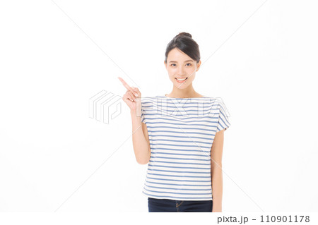 カジュアルなTシャツを着た女性 110901178