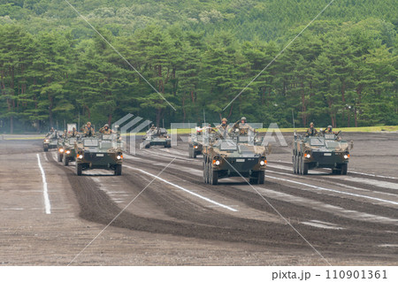 陸上自衛隊評価支援隊96式装輪装甲車と74式戦車 110901361