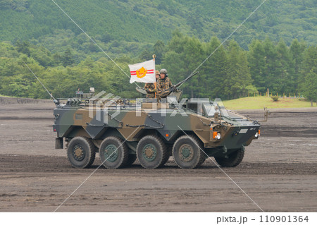 走行する陸上自衛隊評価支援隊96式装輪装甲車 110901364
