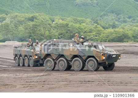 走行する陸上自衛隊評価支援隊96式装輪装甲車 110901366