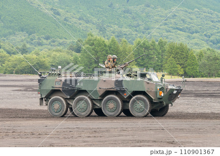 走行する陸上自衛隊評価支援隊96式装輪装甲車 110901367