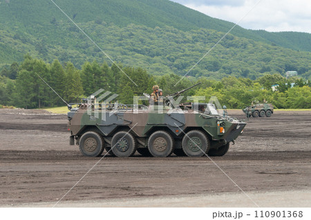 走行する陸上自衛隊評価支援隊96式装輪装甲車 110901368