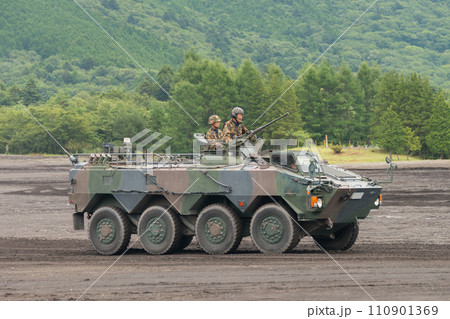 走行する陸上自衛隊評価支援隊96式装輪装甲車 110901369