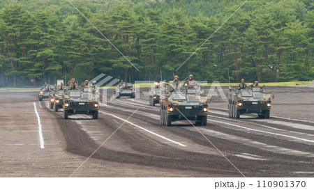 陸上自衛隊評価支援隊96式装輪装甲車と74式戦車 110901370