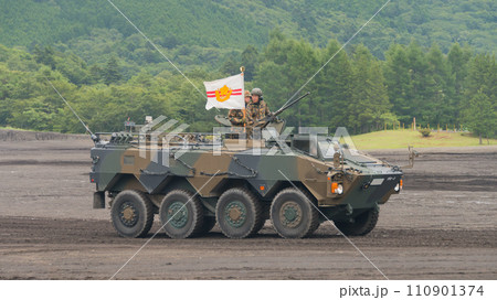 走行する陸上自衛隊評価支援隊96式装輪装甲車 110901374