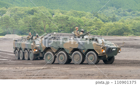 走行する陸上自衛隊評価支援隊96式装輪装甲車 110901375