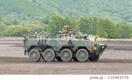 走行する陸上自衛隊評価支援隊96式装輪装甲車 110901376