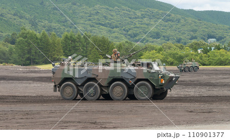 走行する陸上自衛隊評価支援隊96式装輪装甲車 110901377