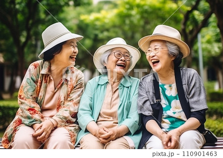 公園でくつろぐ笑顔のシニア世代 110901463