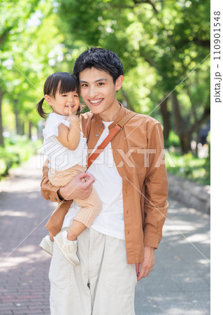 お父さんと赤ちゃん 110901548