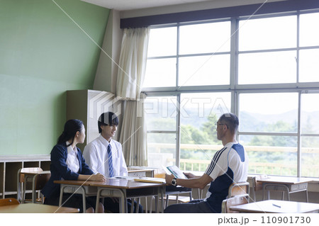 学校で三者面談をする生徒 学校で三者面談をする生徒 110901730