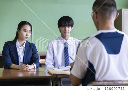 学校で三者面談をする生徒 110901731