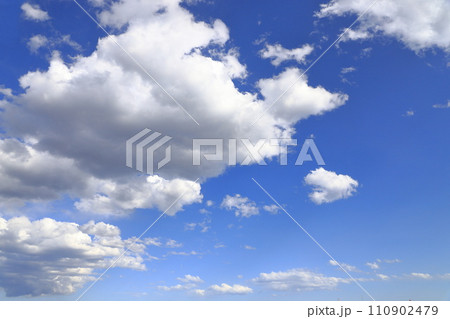 青空に広がる綿雲（わたぐも）　 110902479