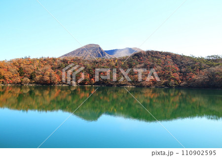 韓国岳の見える六観音御池の美しい紅葉 110902595